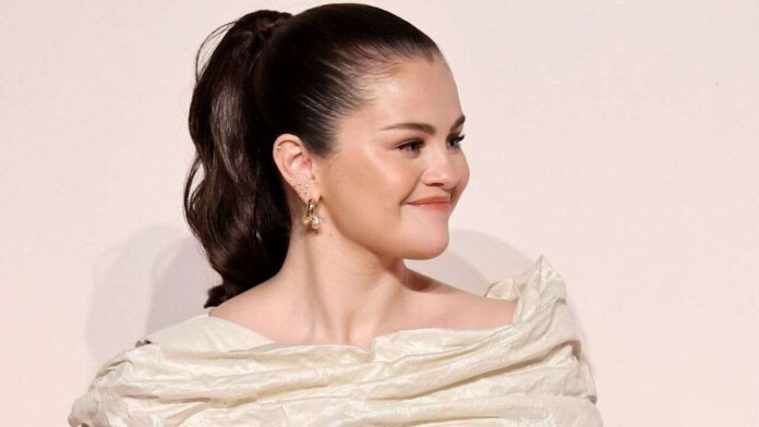 Selena Gomez is The Latest Celebrity to Jump on the Bathroom Trend